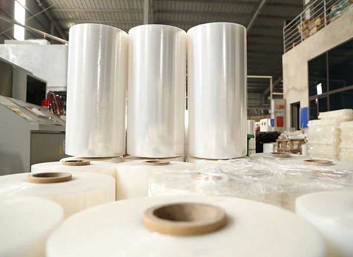 Đặc điểm nổi bật màng PE cuộn công nghiệp và cách chọn loại phù hợp