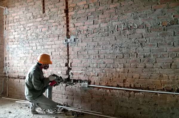 Thi công ống luồn dây điện âm tường