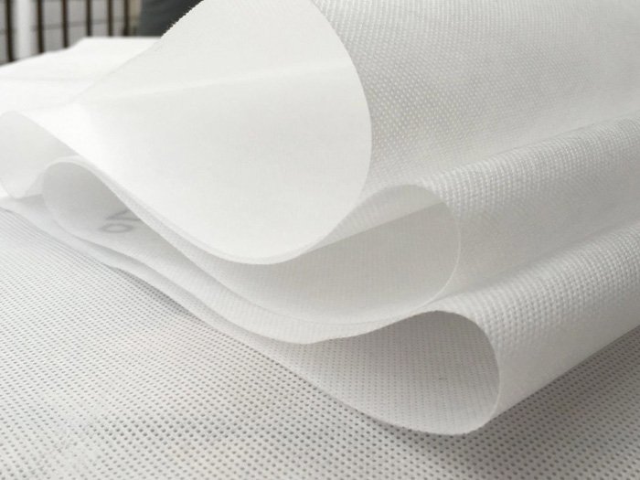 Vải PP không dệt là gì? Đặc điểm, cấu tạo và ứng dụng phổ biến
