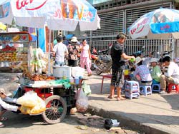 Tiềm ẩn nguy cơ mua gia cầm từ các xe đẩy hàng - Cà phê học thuật