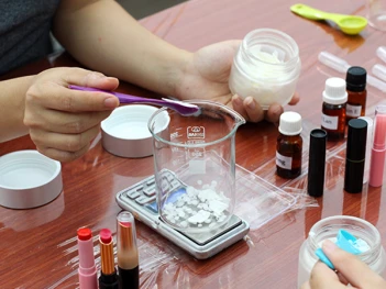 Chọn mua nguyên liệu làm son handmade an toàn - Cà phê học thuật