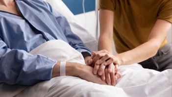 Những câu hỏi thăm người bệnh dễ nói mà không gượng gạo - Cà phê học thuật