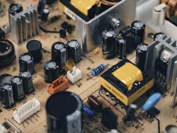 Tụ điện có ở đâu? Các thiết bị có tụ điện thường gặp - Cà phê học thuật